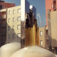 Urbana III, bronzo e acciaio inox, 1985 – Complesso residenziale via Borgo Palazzo 113-127